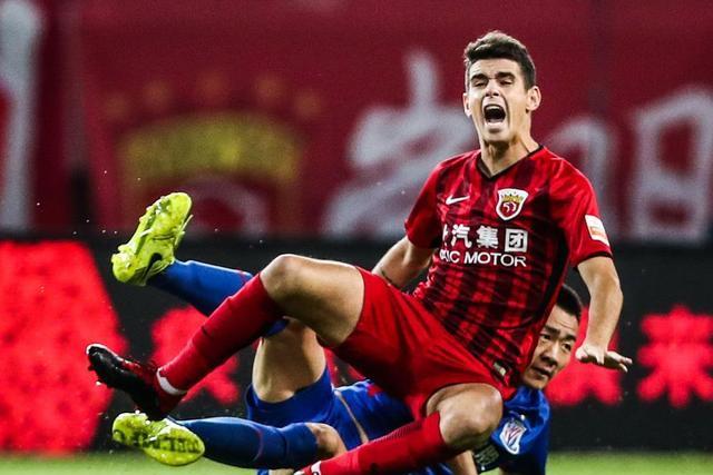 星空体育官网-上海上港球员展现技术特点，备战下场比赛