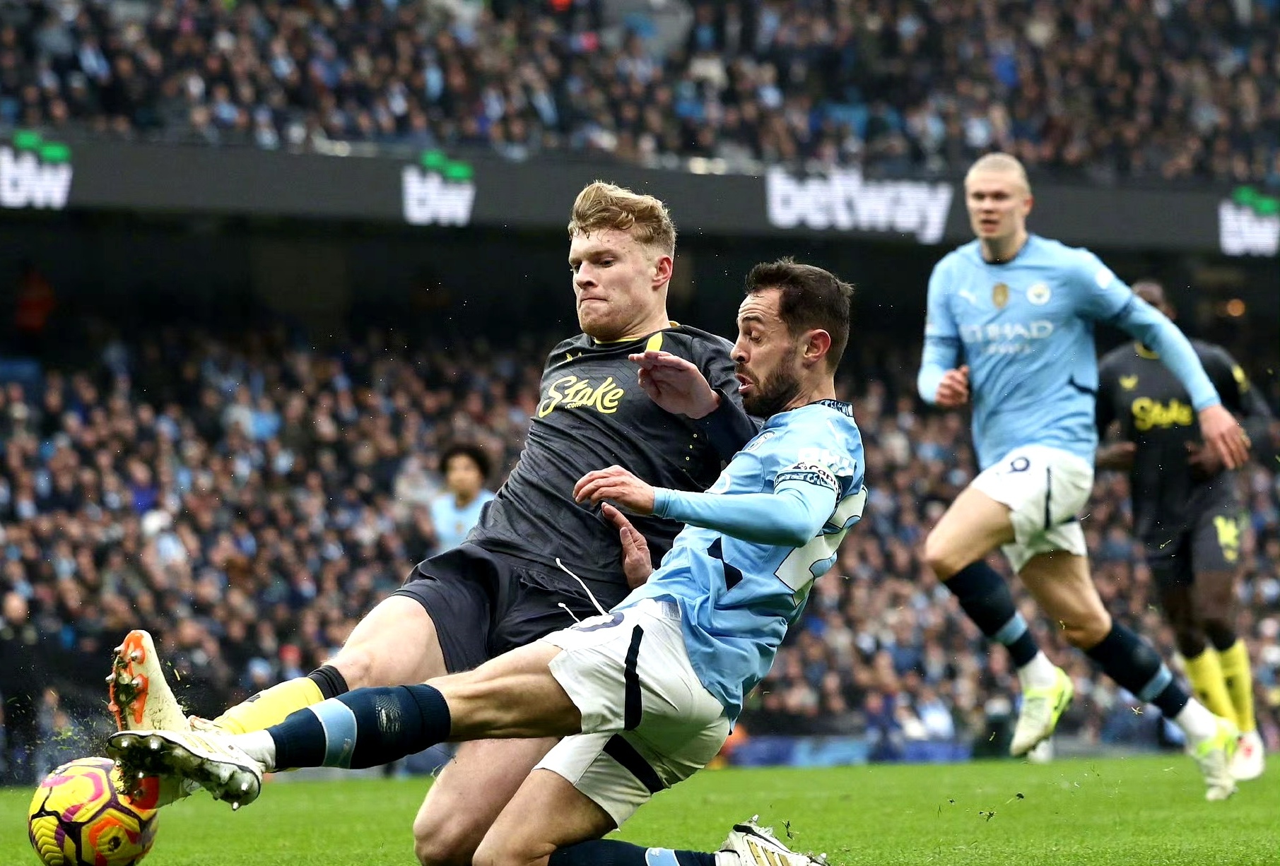 曼城球队备战英超联赛关键战 曼城球队备战英超联赛关键战