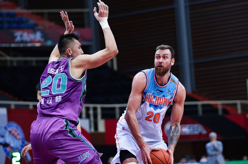 吉林男篮力克青岛队,连胜势不可挡 吉林男篮力克青岛队,连胜势不可挡