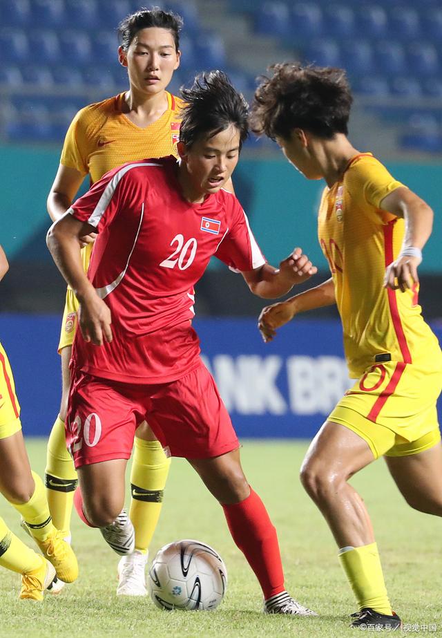 中国女足队员张某在比赛中发挥出色 中国女足队员张某在比赛中发挥出色