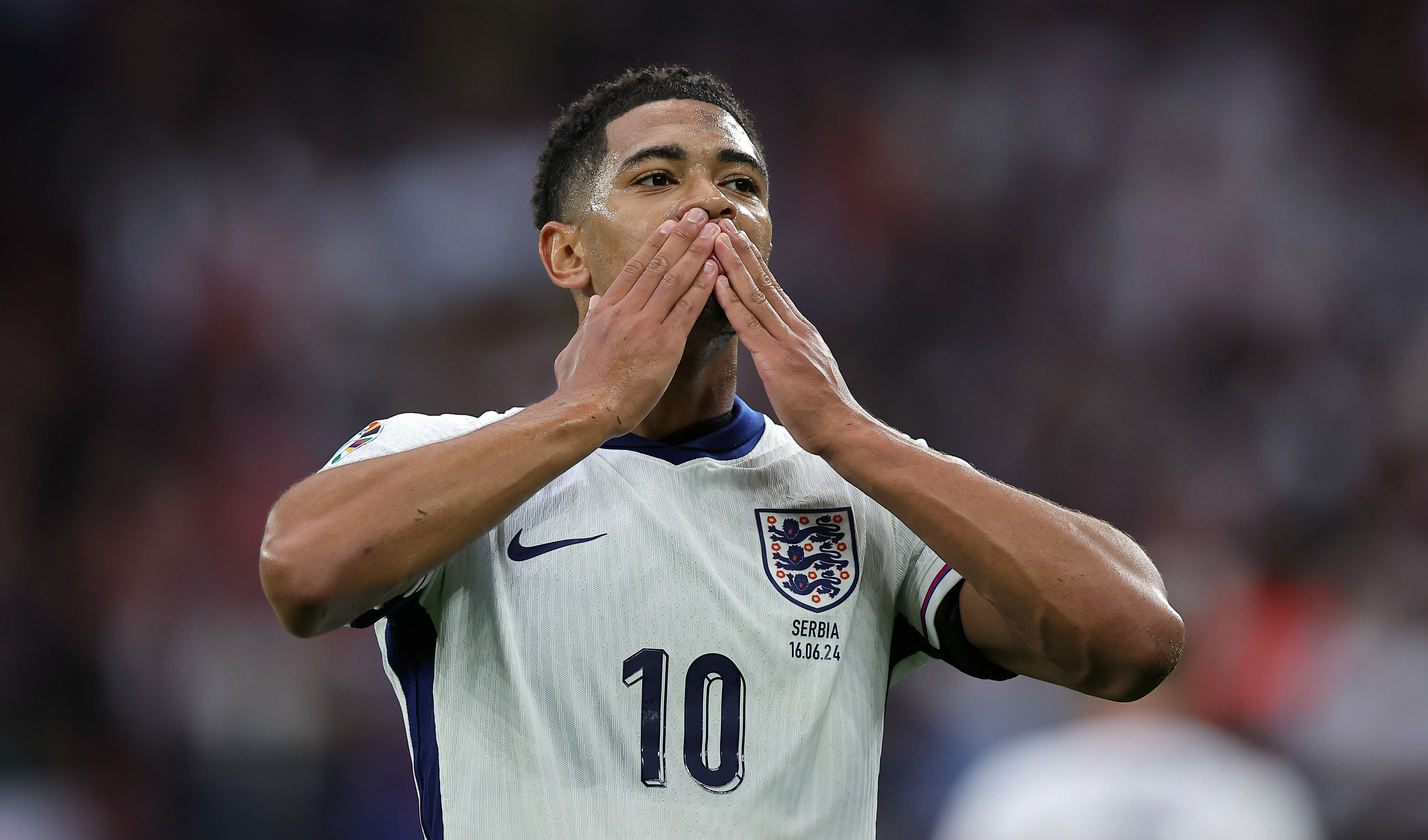 塞尔维亚队斩获胜利，跻身欧洲足球决赛前哨