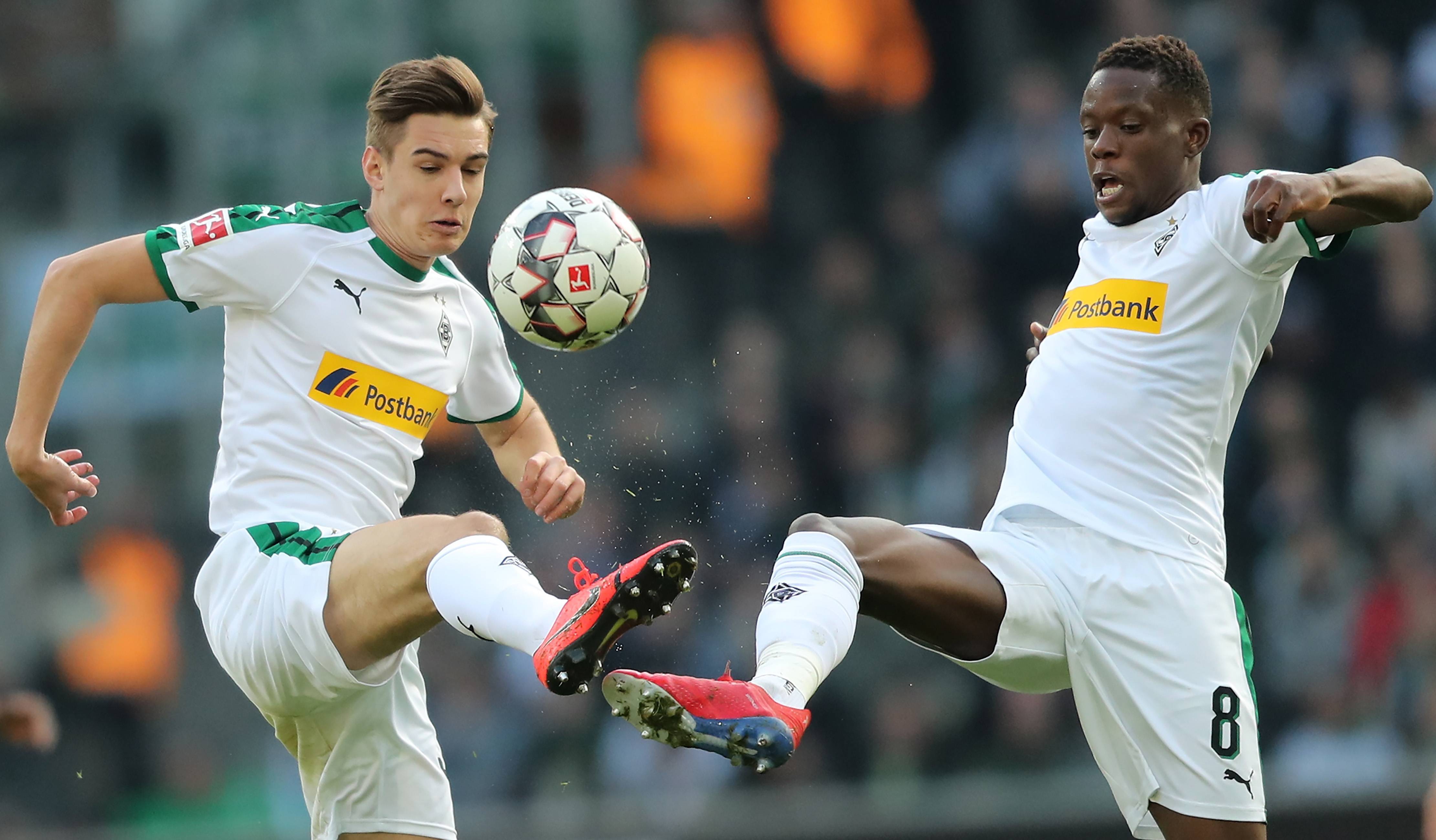 包含门兴格拉德巴赫防线失误频频，球队成绩不佳的词条