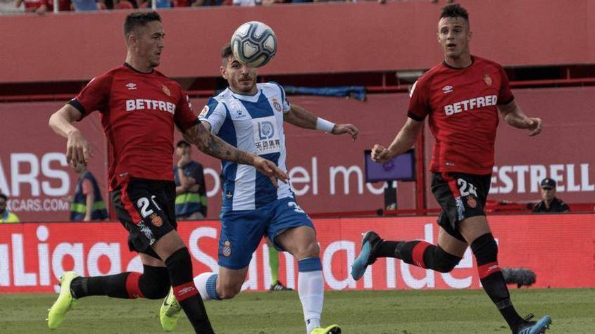 塞维利亚球员在比赛中展现出了出色的技术 塞维利亚球员在比赛中展现出了出色的技术