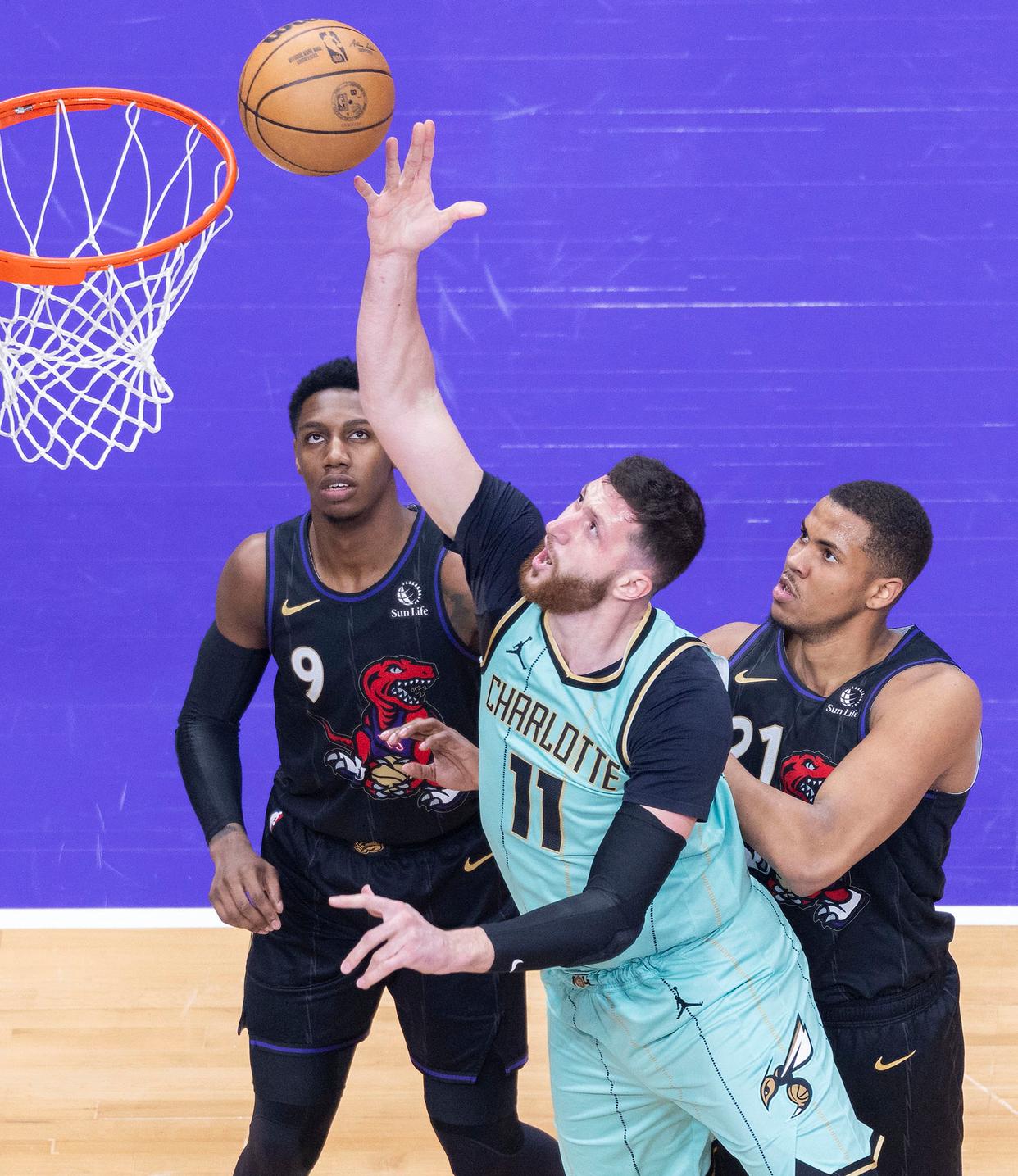 星空体育课程-猛龙主场失利遭遇尴尬，球队面对挑战