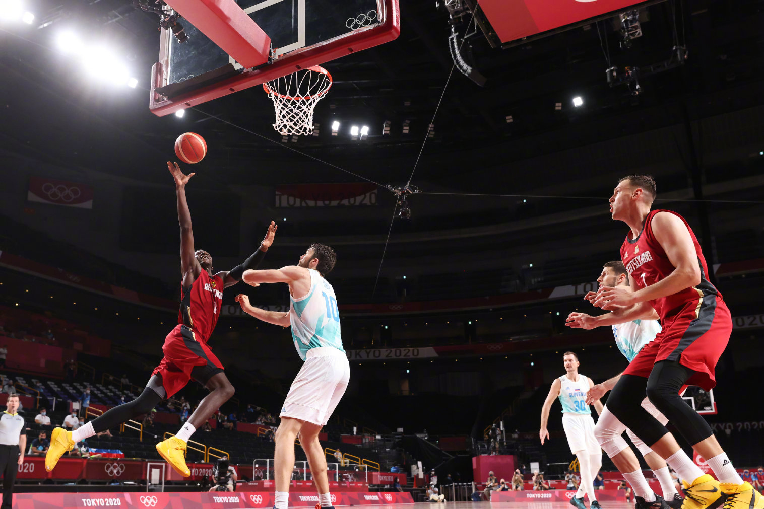 斯洛文尼亚队实现惊艳逆转，携手晋级