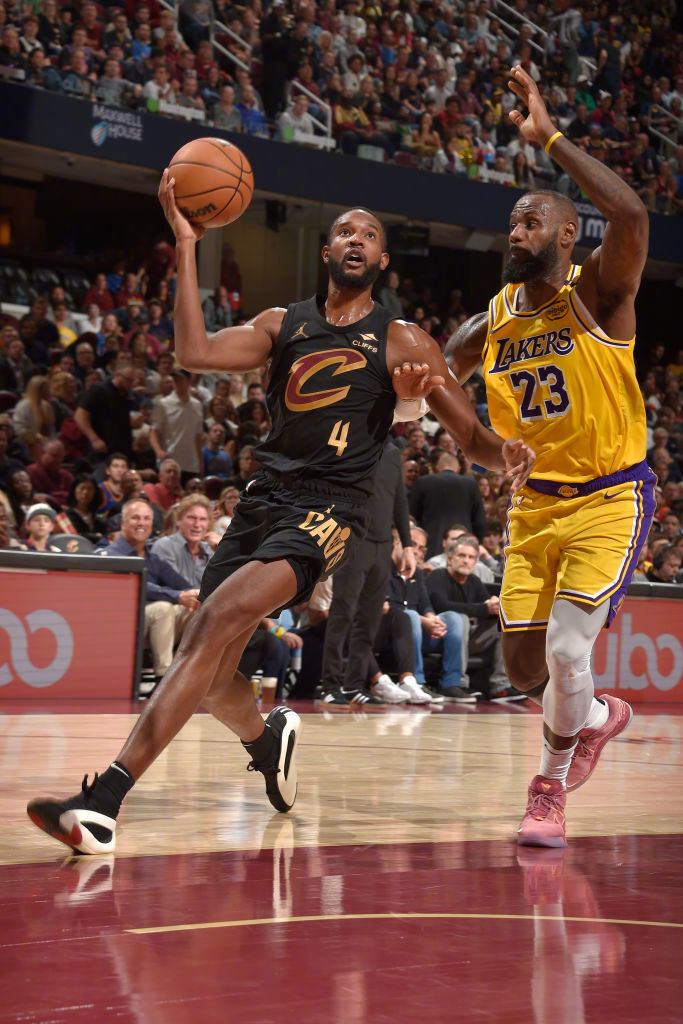 关于詹姆斯季后赛表现抢眼,骑士经历艰难晋级的信息 关于詹姆斯季后赛表现抢眼,骑士经历艰难晋级的信息