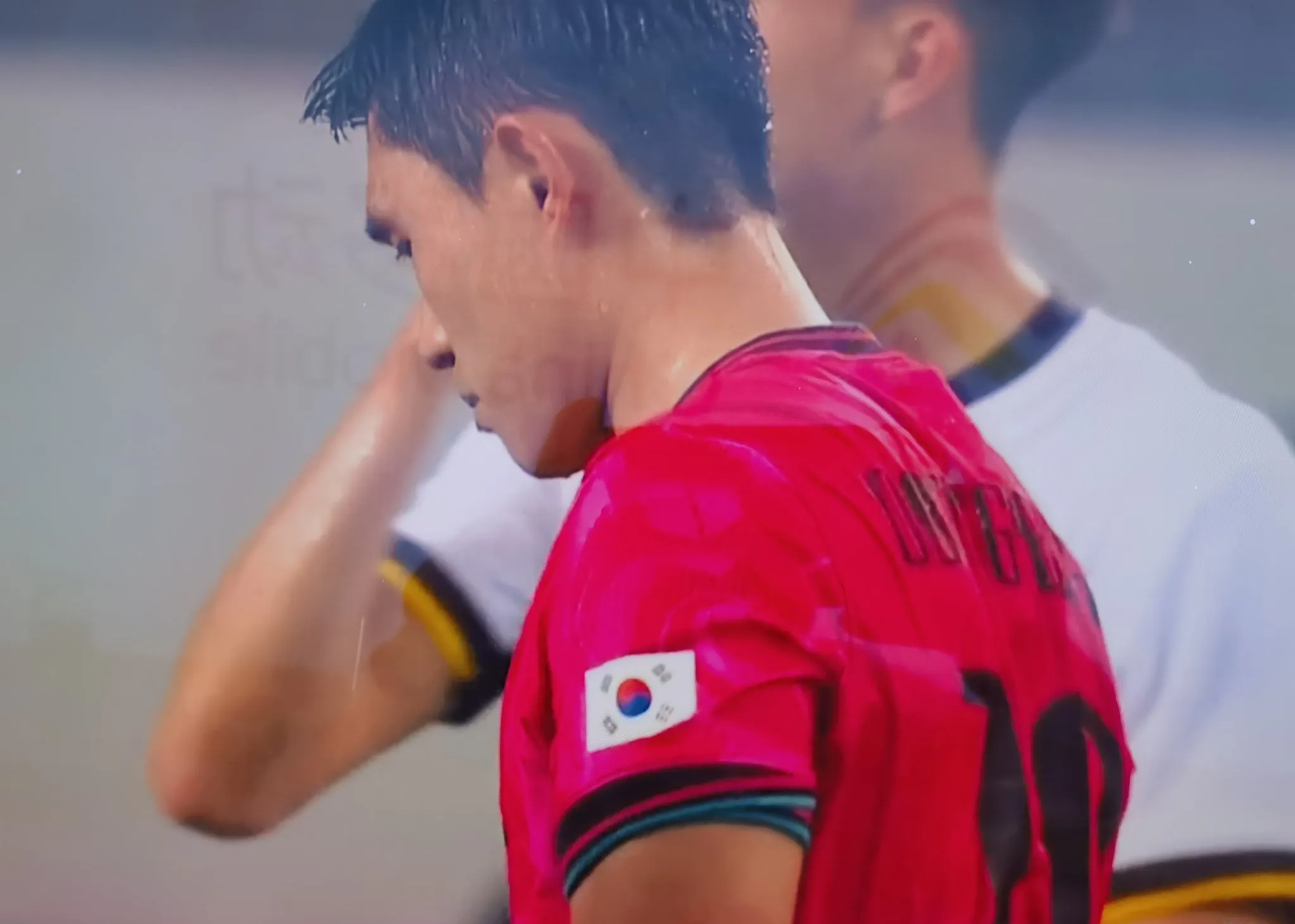 里尔领先被逆转,争议决定球迷愤怒的简单介绍 里尔领先被逆转,争议决定球迷愤怒的简单介绍