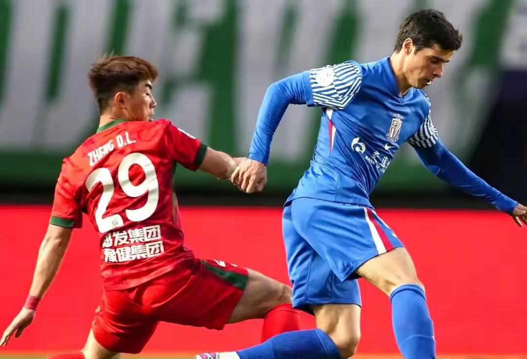 新晋足球联赛赛事掀起狂欢，球员表现优异备受瞩目的简单介绍